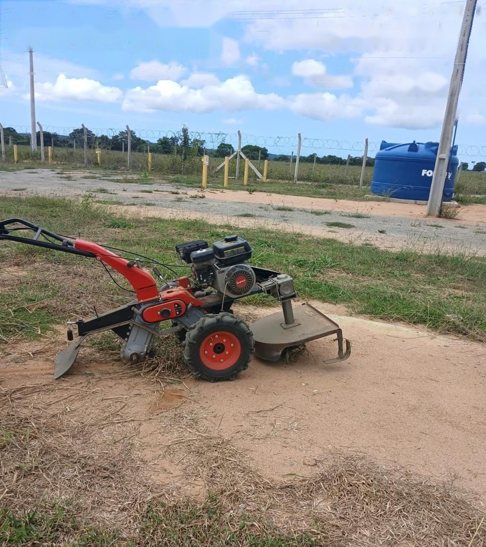 Tratorito com roçadeira na área da usina